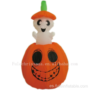 Feliz fantasma blanco inflable apareciendo calabaza